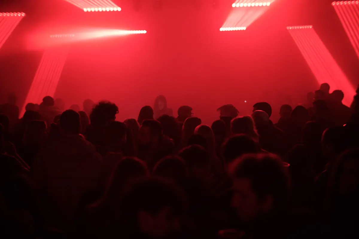 Publika u crvenoj izmaglici, LED letve pod uglom
