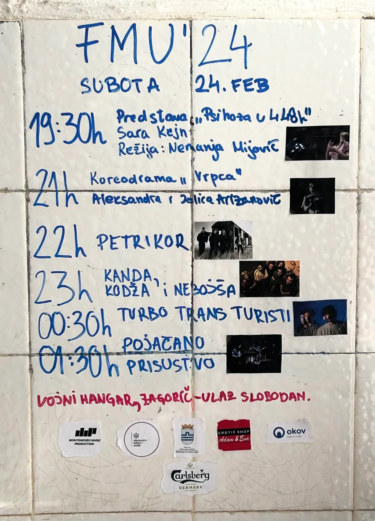 Plakat FMU’24: program subote ispisan plavim flomasterom na bijelim pločicama, crveno „Vojni hangar, Zagorič, ulaz slobodan“ i nalijepljeni logotipi partnera